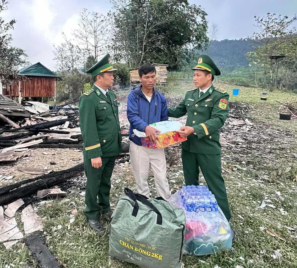Hỏa hoạn thiêu rụi nhà sàn, quân dân chung tay dựng lại