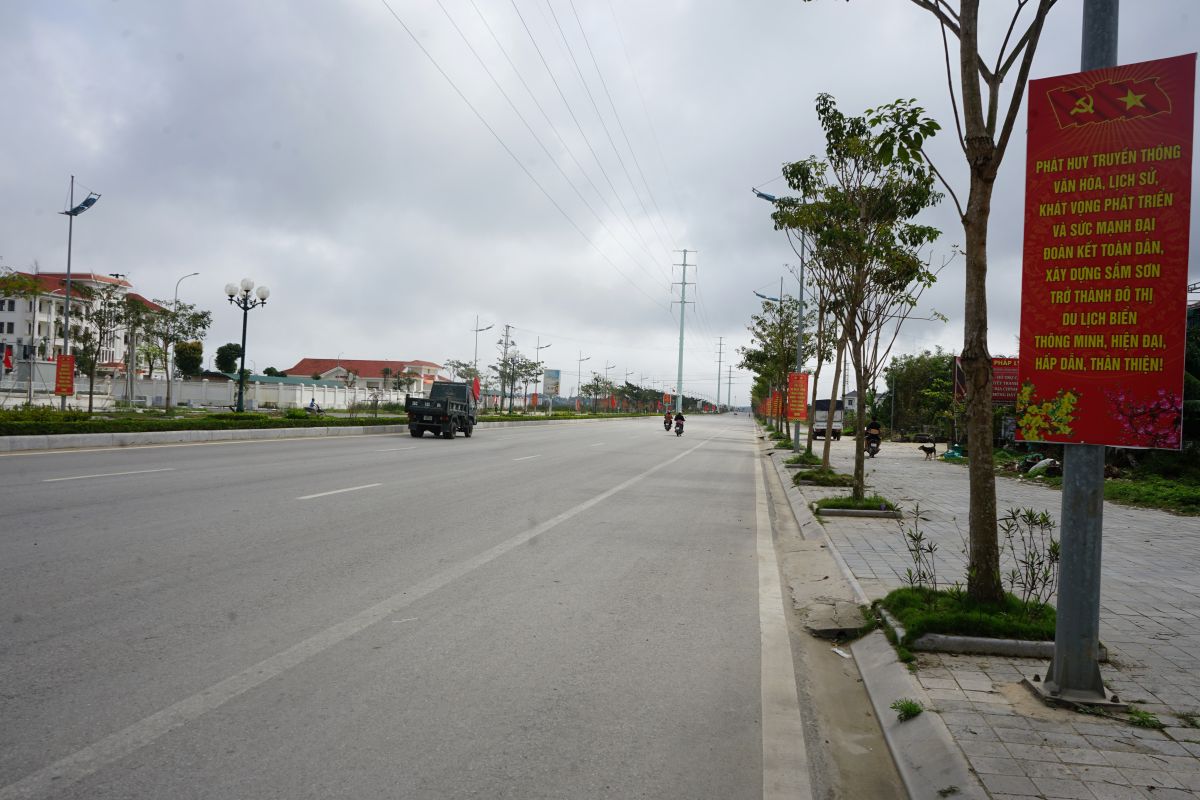 Tuyến đường ven biển đoạn từ TP Sầm Sơn (cũ) đến huyện Quảng Xương (cũ) đã hoàn thành đưa vào sử dụng nhiều năm qua. Ảnh: Quách Du