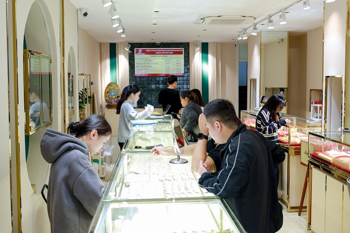 Nhu cầu mua trang sức dịp 8.3 tăng cao. Ảnh: Kim Phú Thái