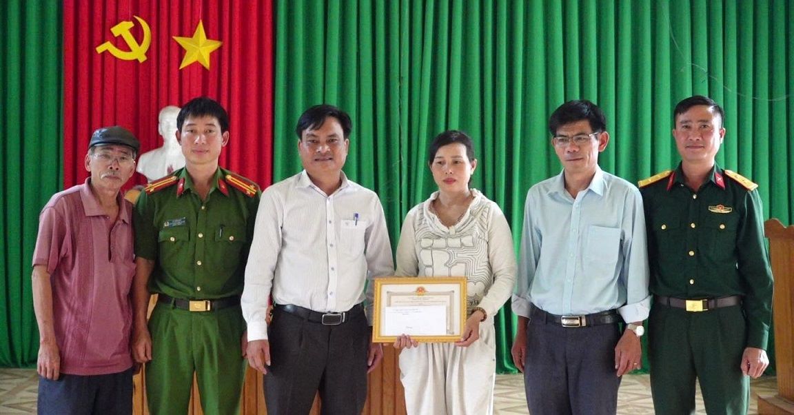 Ms. Nguyen Thi Que was commended for bravely saving 2 out of 3 drowning young men. Photo: Thanh Huyen