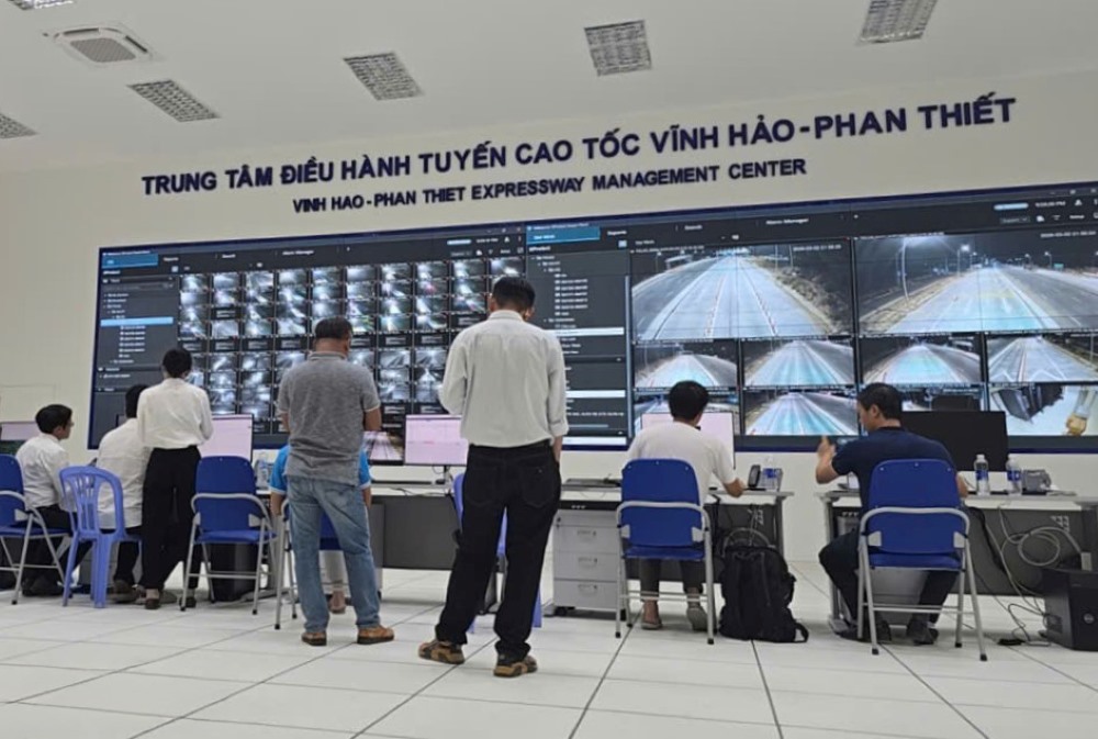 Bên trong Trung tâm điều hành tuyến cao tốc Vĩnh Hảo - Phan Thiết. Ảnh: Duy Tuấn