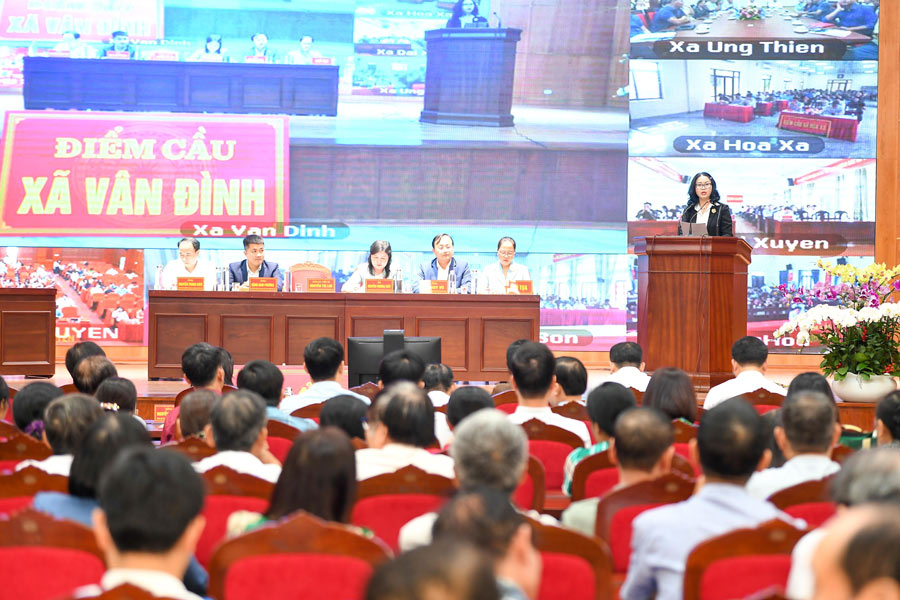 Hội nghị tiếp xúc cử tri Đơn vị bầu cử số 8. Ảnh: Dương Triều