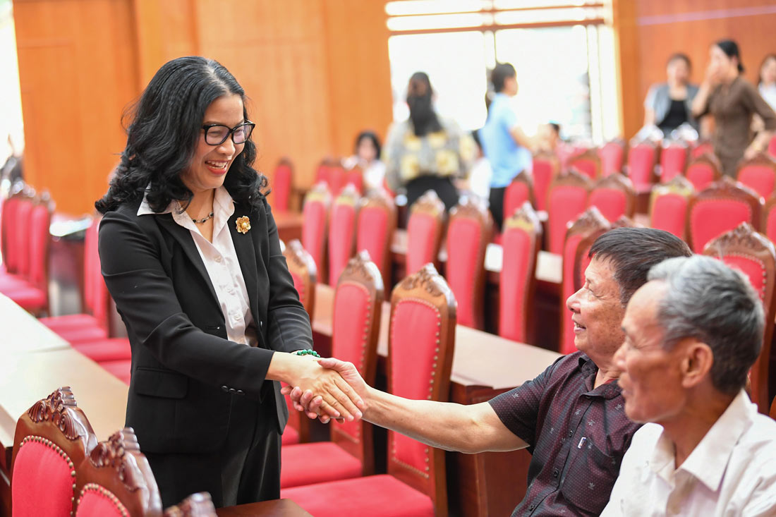 GS.TS Nguyễn Thị Lan trao đổi với các cử tri xã Vân Đình (Hà Nội). Ảnh: Dương Triều