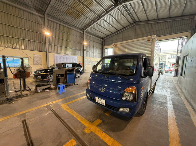 Phương tiện chuẩn bị kiểm tra khí thải. Ảnh: Minh Nguyễn