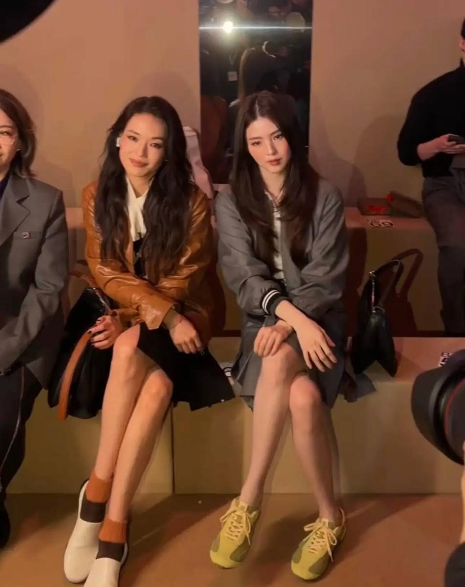 Hai mỹ nhân cùng tỏa sáng dù chênh lệch tới 16 tuổi. Ảnh cắt từ video.