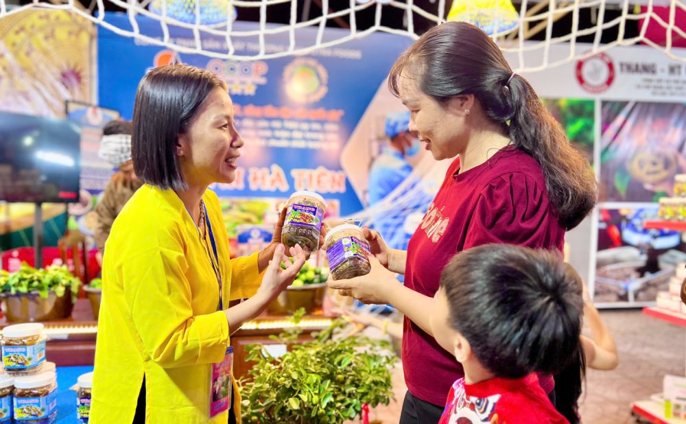 Đa dạng các sản phẩm OCOP cho mọi người lựa chọn mua sắm. Ảnh: Ngọc Thư