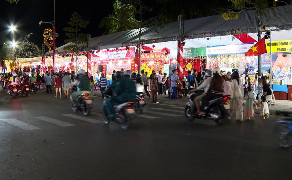 People and tourists visit the display space, introduce commercial products and promote tourism in Ha Tien. Photo: Ngoc Thu
