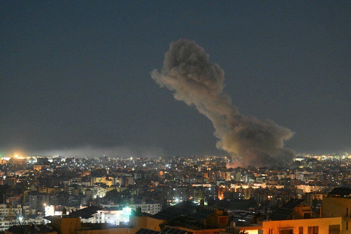 Smoke rises from the scene of Israel's airstrike targeting the office of Al-Manar television station, an organization linked to Hezbollah, in the southern suburbs of Beirut on March 3. Vietnamese representative agencies in the Gulf region said that all Vietnamese people in the area are still safe. Photo: AFP