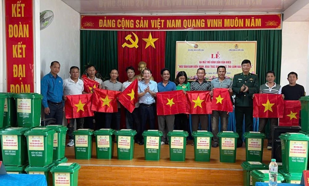 Dien Chau Commune Trade Union launches Skillful Mass Mobilization model with the theme "Fishermen stick to the blue sea, exploit aquatic products according to the law, collect waste in the right places". Photo: Nghe An Trade Union