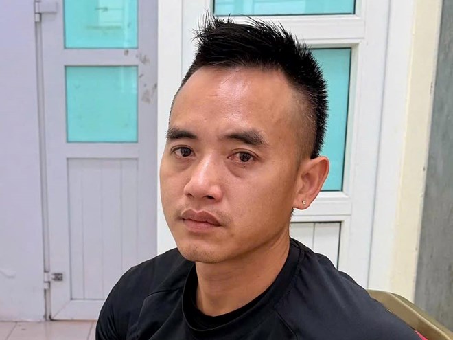 Thông tin chính thức vụ tạt đầu xe máy khiến 3 người suýt ngã vào xe tải