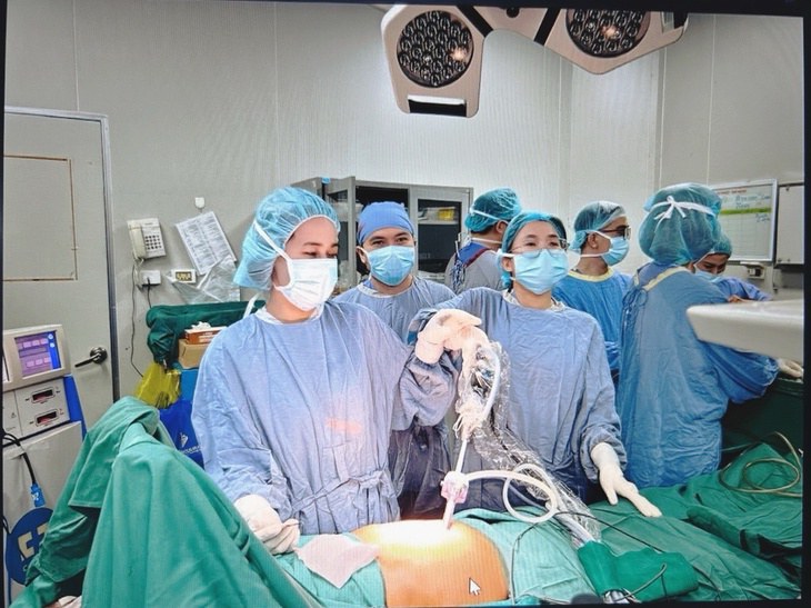 Endoscopic surgery saves a 64-year-old patient suffering from 2 rare cancers at the same time. Photo: BVCC