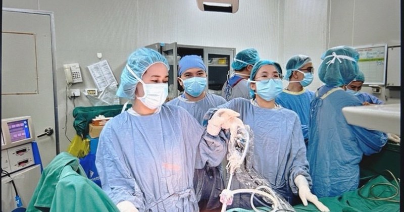 Phẫu thuật nội soi cứu bệnh nhân 64 tuổi mắc 2 ung thư hiếm gặp