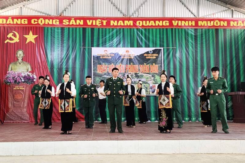 Hoạt động dân vũ, văn nghệ tại Ngày hội Biên phòng toàn dân xã Mường Lèo, Mường Lạn. Ảnh: Song Linh - Hoàng Giáp