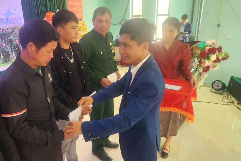 Lãnh đạo xã Mường Lạn và Đồn Biên phòng tặng quà cho gia đình chính sách và hộ nghèo. Ảnh: Song Linh