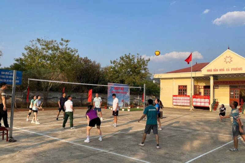Xã Phiêng Khoài và ĐBP Chiềng On giao lưu văn nghệ và bóng chuyền. Ảnh: Thế Cảnh