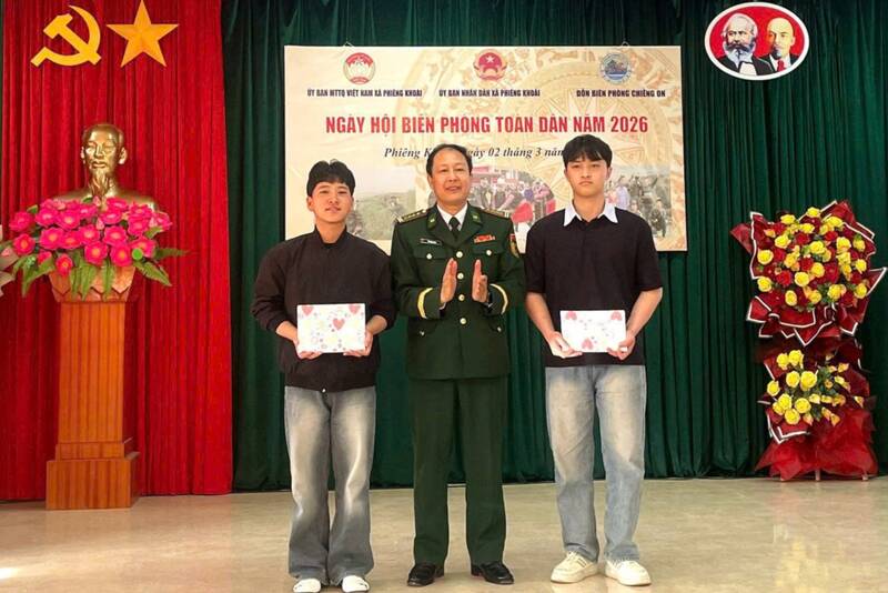 Leaders of the Border Guard Command of Son La province present gifts to poor students overcoming difficulties in Phieng Khoai commune. Photo: The Canh