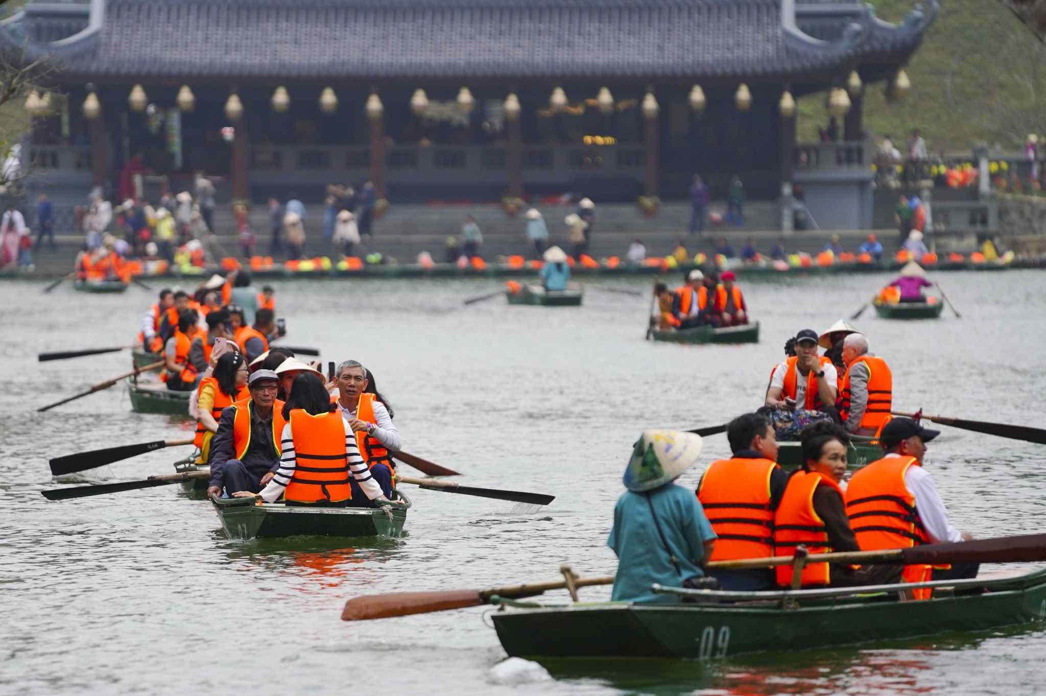 Lượng khách du lịch đến Ninh Bình tăng từ Năm 2020, Ninh Bình đón hơn 5,78 triệu lượt khách. Sang năm 2021, do ảnh hưởng dịch bệnh COVID-19, lượng khách giảm xuống còn hơn 4,05 triệu lượt.  Tuy nhiên, ngay khi dịch bệnh được kiểm soát, đà phục hồi diễn ra rất nhanh. Năm 2022, tỉnh Ninh Bình đón 7,9 triệu lượt khách; năm 2023 là 12,75 triệu; năm 2024 là 15,29 triệu; năm 2025 là 19,42 triệu;