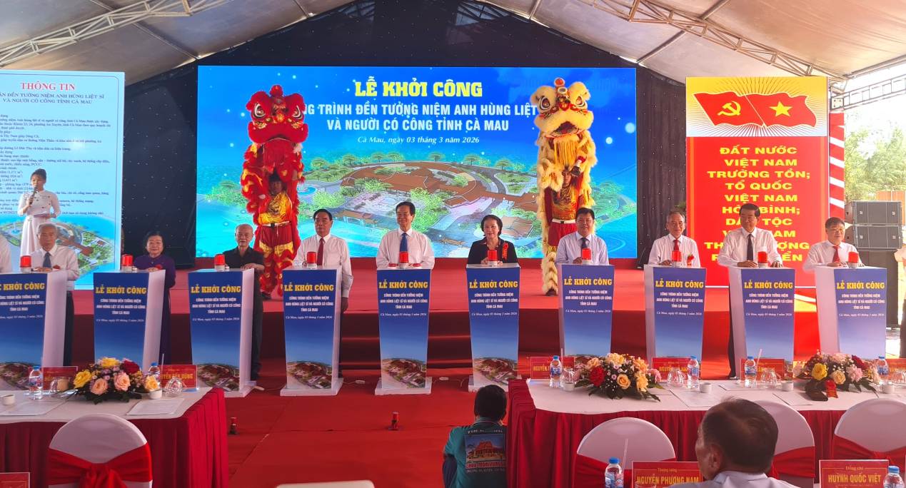 Leaders and former leaders of the Party, State, and National Assembly perform the groundbreaking ceremony of the Ca Mau Provincial Memorial Temple for Heroic Martyrs and People with Meritorious Services. Photo: Nhat Ho.