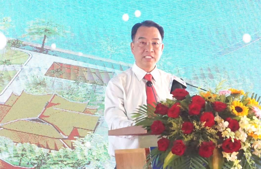 Chủ tịch Cà Mau Lữ Quang Ngời phát biểu tại lễ khởi công. Ảnh: Nhật Hồ.