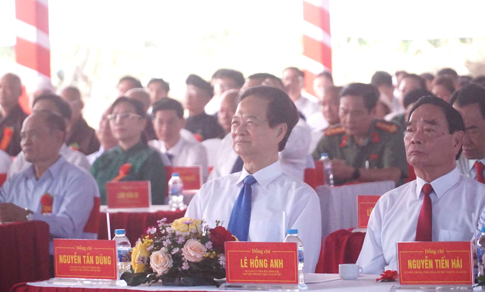 Nguyên lãnh đạo Đảng, Nhà nước, Quốc hội dự lễ khởi công Đền tưởng niệm Anh hùng liệt sĩ và người có công tỉnh Cà Mau. Ảnh: Nhật Hồ.