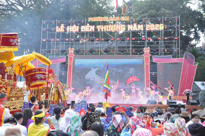 Loạt tiết mục nghệ thuật tại buổi khai mạc lễ hội đền Thượng. Ảnh: Đinh Đại