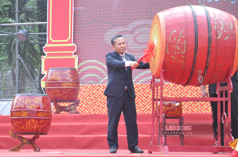 Bí thư Đảng ủy phường Lào Cai Nguyễn Quốc Huy đánh trống khai hội. Ảnh: Đinh Đại