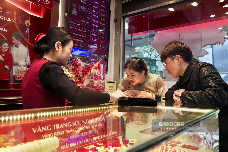 Gold prices fluctuate, note when trading at the present time