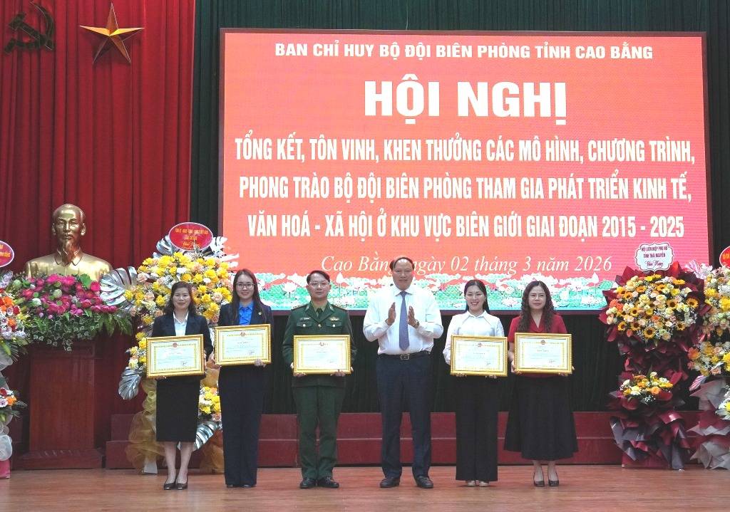 Representatives of the Cao Bang Provincial Labor Federation (2nd, left cover) receive certificates of merit from the Provincial People's Committee. Photo: Dinh Huong