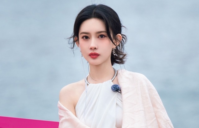 Mạnh Tử Nghĩa được biết đến từ danh hiệu “hoa khôi Bắc Ảnh“. Ảnh Weibo