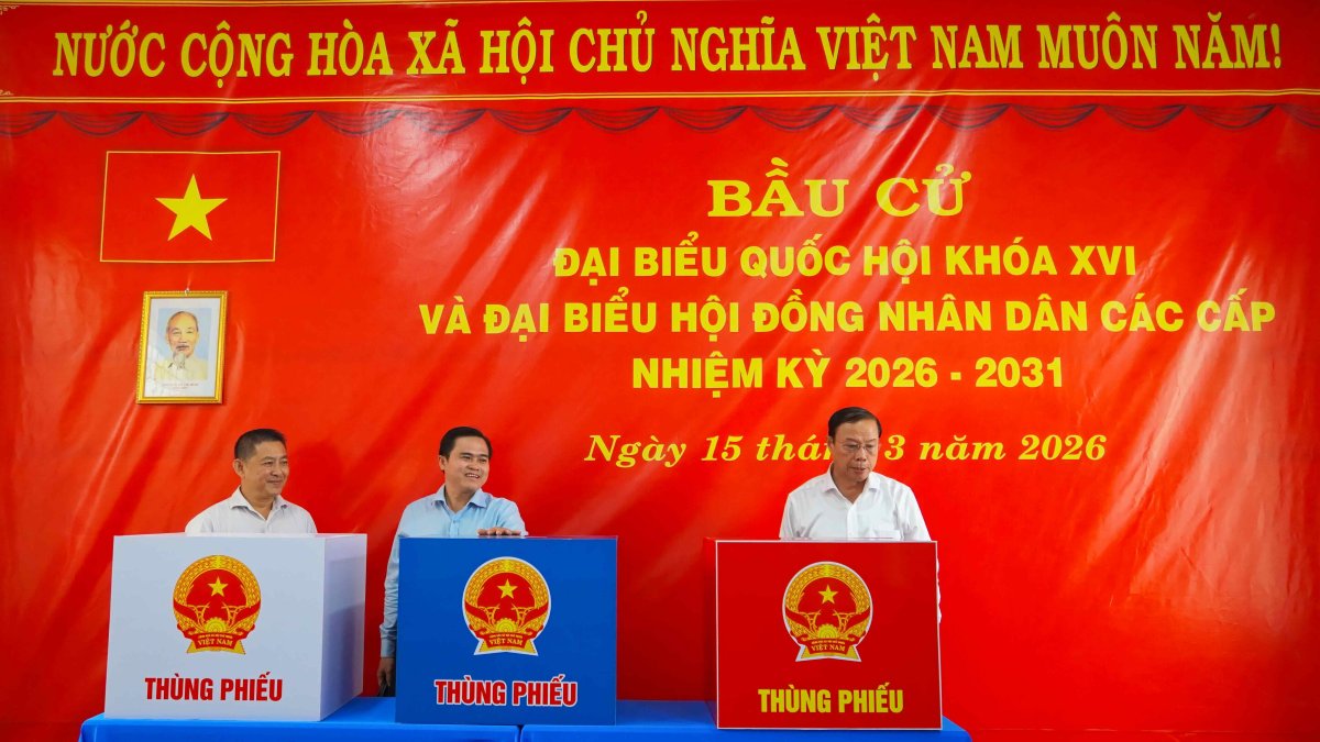 Mr. Nguyen Van Tho - Standing Vice Chairman of the People's Council, Standing Vice Chairman of the Ho Chi Minh City Election Committee (right cover) - and the working delegation inspect a polling area in Long Hai commune. Photo: Nam Thang