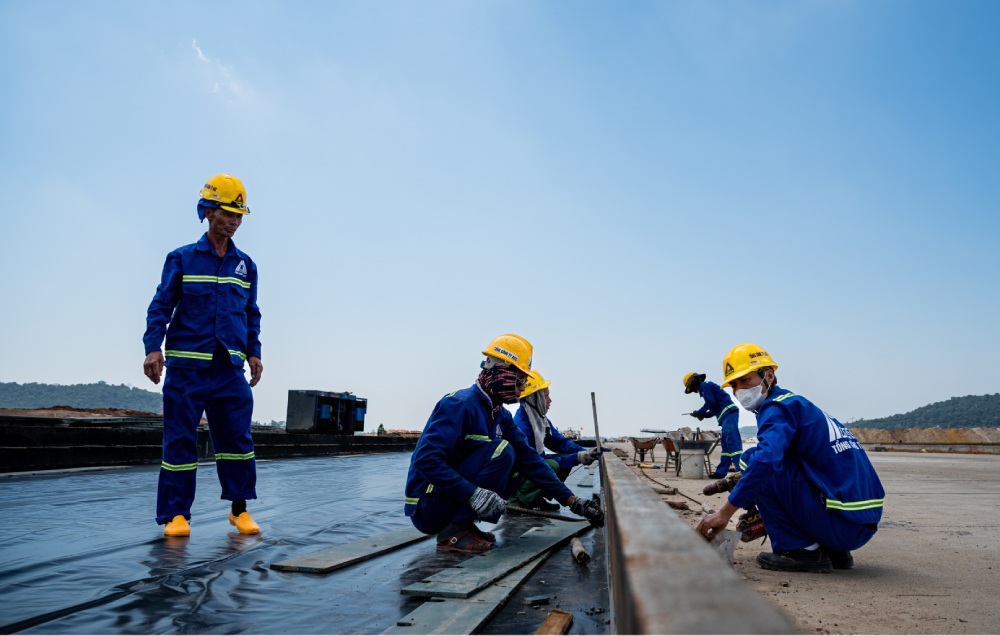 Công nhân tất bật làm việc trên những công trình. Ảnh: Sun Group