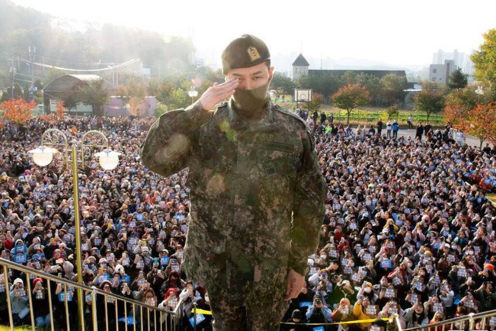 3.000 fan đón G-Dragon vào ngày xuất ngũ năm 2019. Ảnh: Lotte