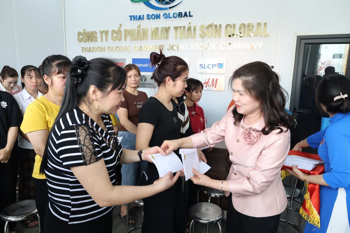 Ms. Lam Thi Huong Thanh - Member of the Standing Committee of the Provincial Party Committee, Vice Chairman of the People's Council of Bac Ninh province presents gifts to workers. Photo: Quyet Chien