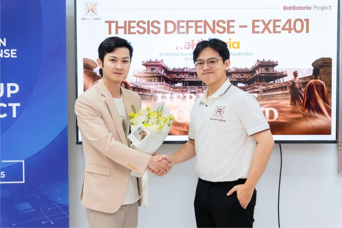 Ông Trần Minh Thành - Giám đốc điều hành 3D Archtech Studio - rót vốn 200 triệu đồng cho dự án ngay tại buổi bảo vệ. Ảnh: Trường Đại học FPT 