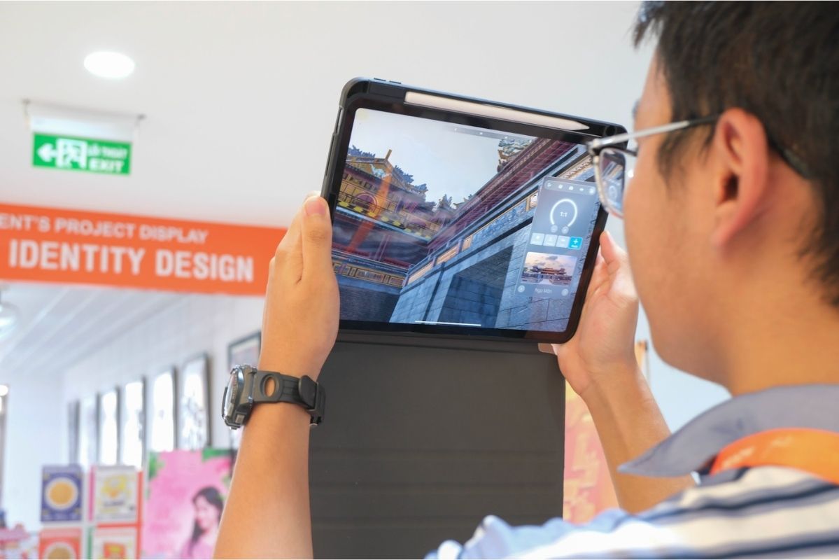 Người dùng trải nghiệm ứng dụng ReHistoria. Ảnh: Trường Đại học FPT.