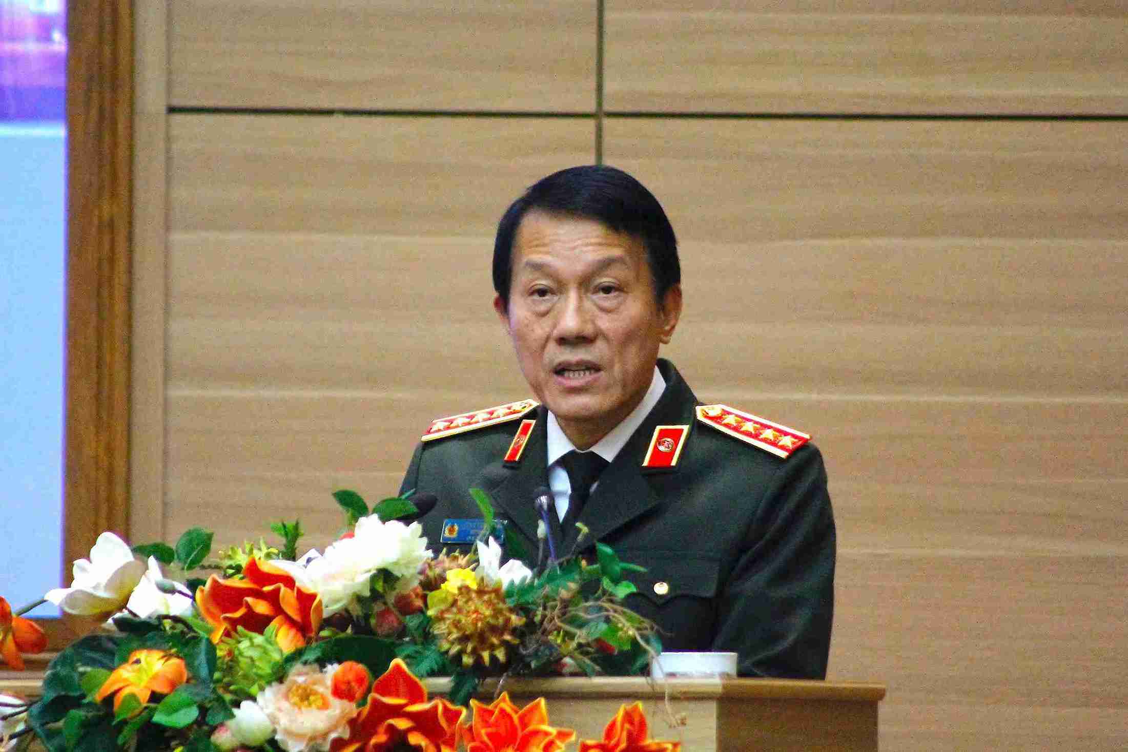 Đại tướng Lương Tam Quang phát biểu chương trình hành động tại hội nghị tiếp xúc cử tri. Ảnh: Đinh Chiến