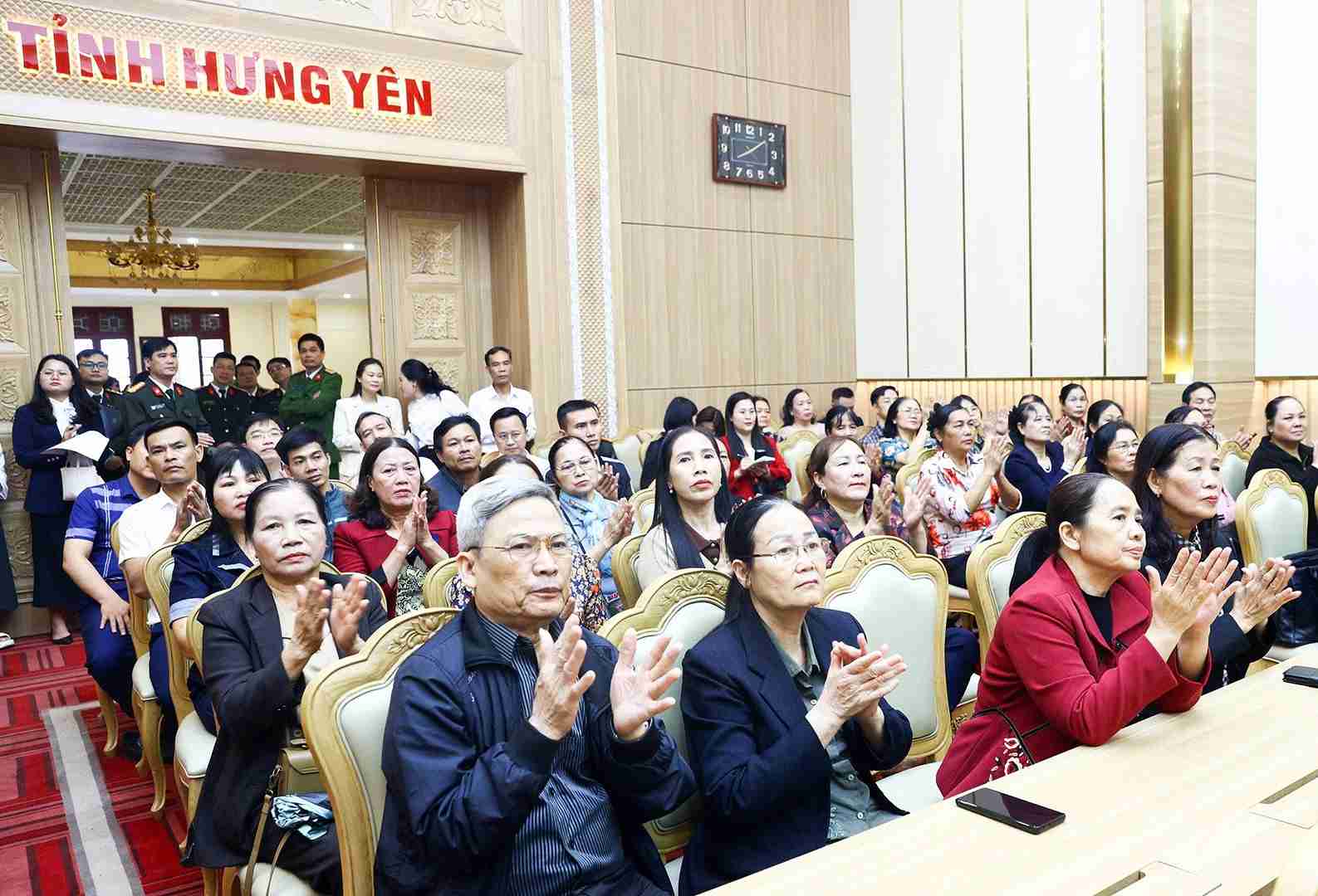 Các đại biểu và cử tri dự Hội nghị.