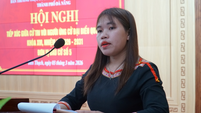 Bà Hồ Thị Hiết - Giáo viên Trường PTDT bán trú Tiểu học và THCS Trà Nam xã Trà Linh, TP Đà Nẵng trình bày chương trình hành động tại hội nghị. Ảnh: Hoàng Bin