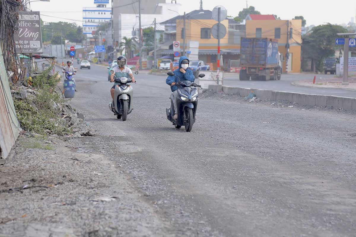 The road expansion project worth over 400 billion VND in the East of Ho Chi Minh City is still messy after 10 years
