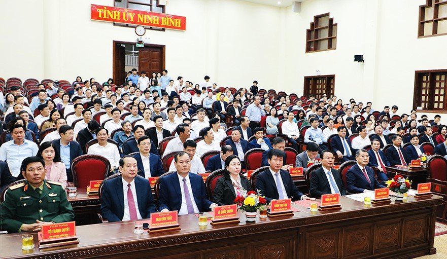 Delegates attending the conference to implement the Decisions of the Politburo and the Secretariat of the Party Central Committee on personnel work in Ninh Binh. Photo: Dieu Anh