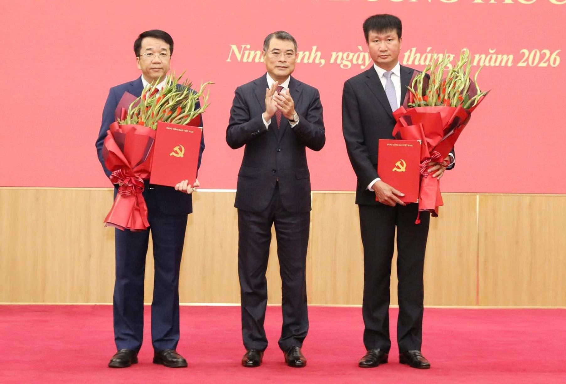 Trưởng Ban Tổ chức Trung ương Lê Minh Hưng trao quyết định và tặng hoa chúc mừng ông Trần Huy Tuấn (bên phải) và ông Nguyễn Thanh Bình (bên trái). Ảnh: Diệu Anh