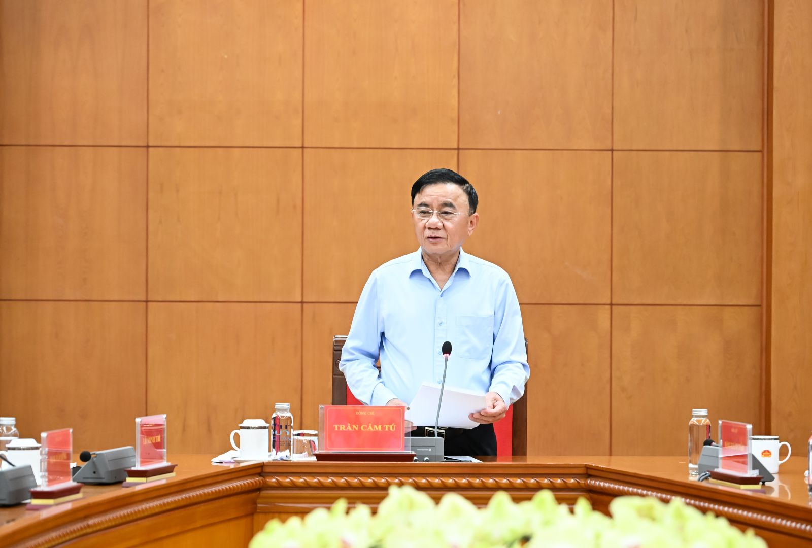 Politburo Member, Standing Secretary of the Secretariat Tran Cam Tu - Head of the Steering Committee for building the Project to summarize 20 years of implementing Resolution of the Central Committee 3 (X term) chaired the Steering Committee meeting. Photo: Kim Thanh