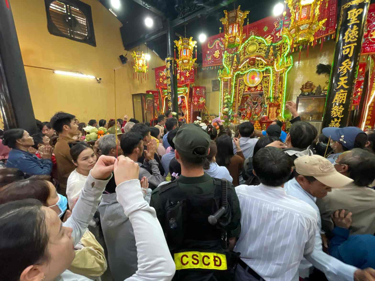 Mobile police ensure order inside Ba Thien Hau Temple. Photo: Dinh Trong