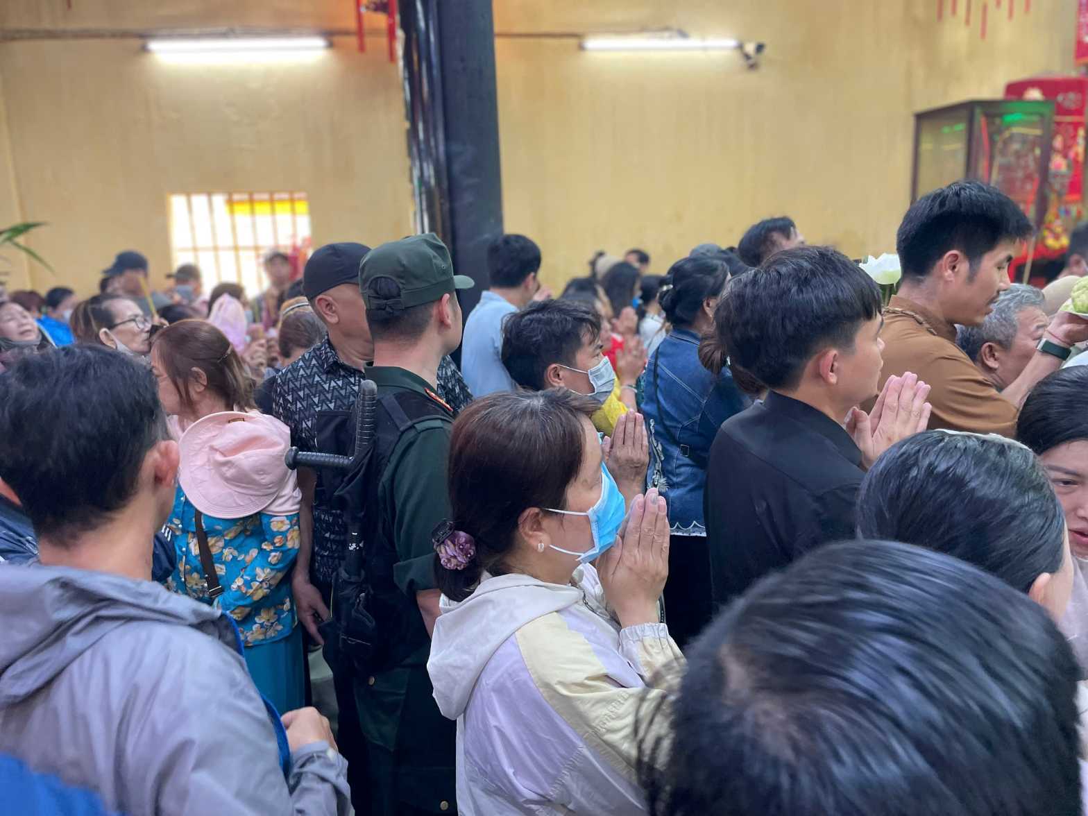 Cảnh sát cơ động đảm bảo trật tự bên trong chính điện. Ảnh: Đình Trọng