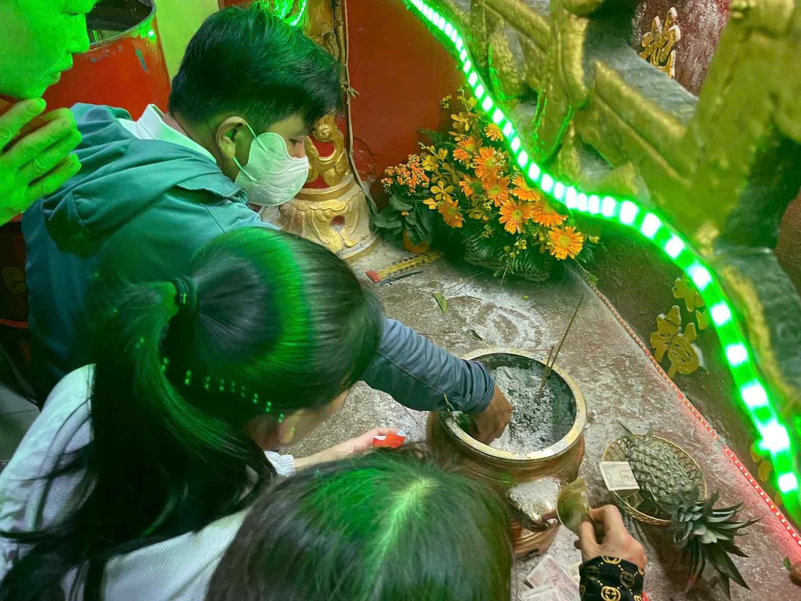 Người dân chen nhau bốc tro cầu may. Ảnh: Đình Trọng