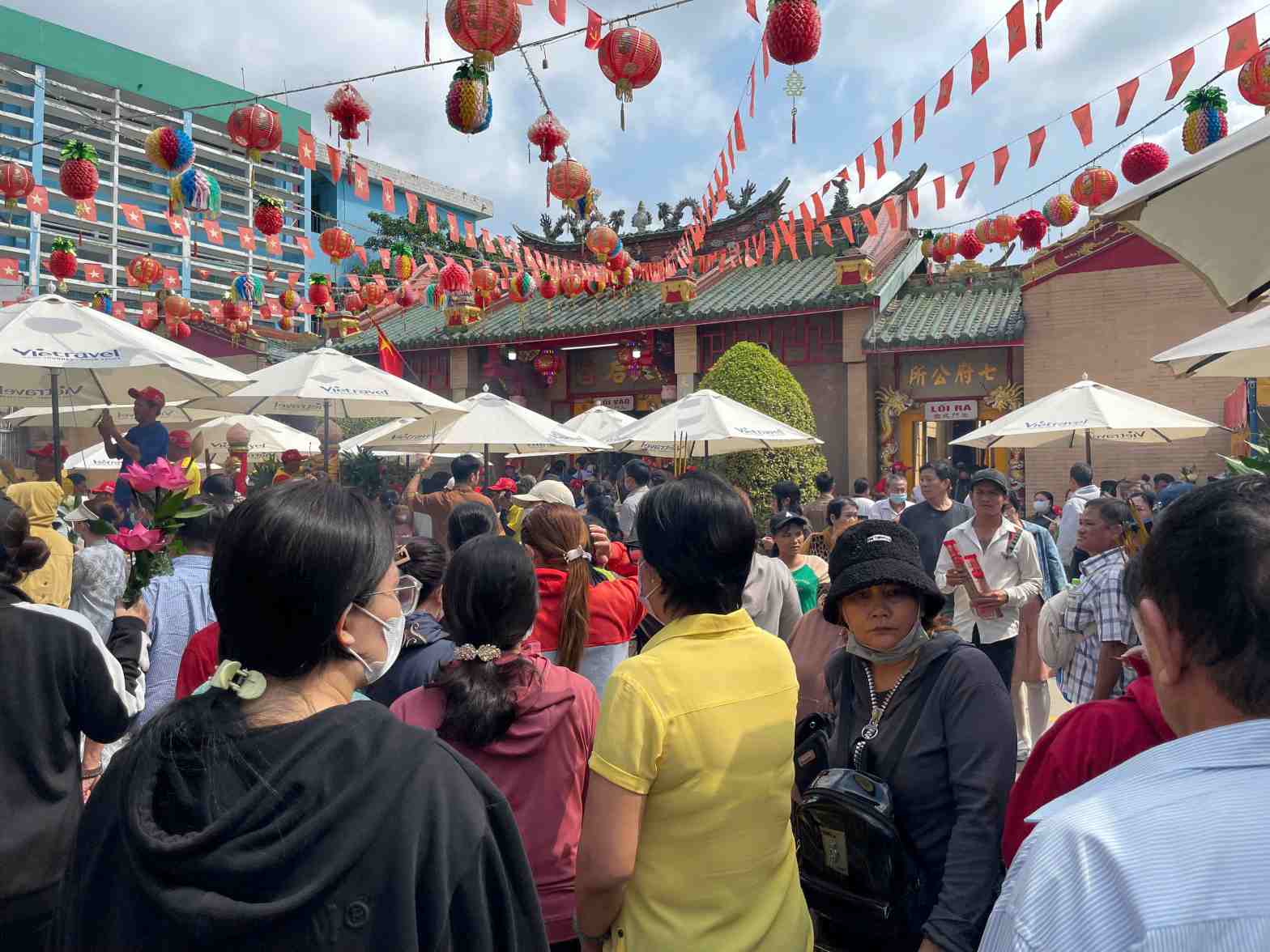 Hàng ngàn người đổ về Miếu Bà Thiên Hậu đi lễ. Ảnh: Đình Trọng