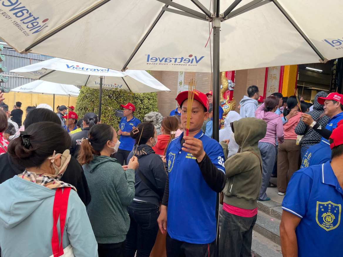 Ban tổ chức chỉ cho mỗi người mang một nén nhang vào bên trong chính điện. Ảnh: Đình Trọng