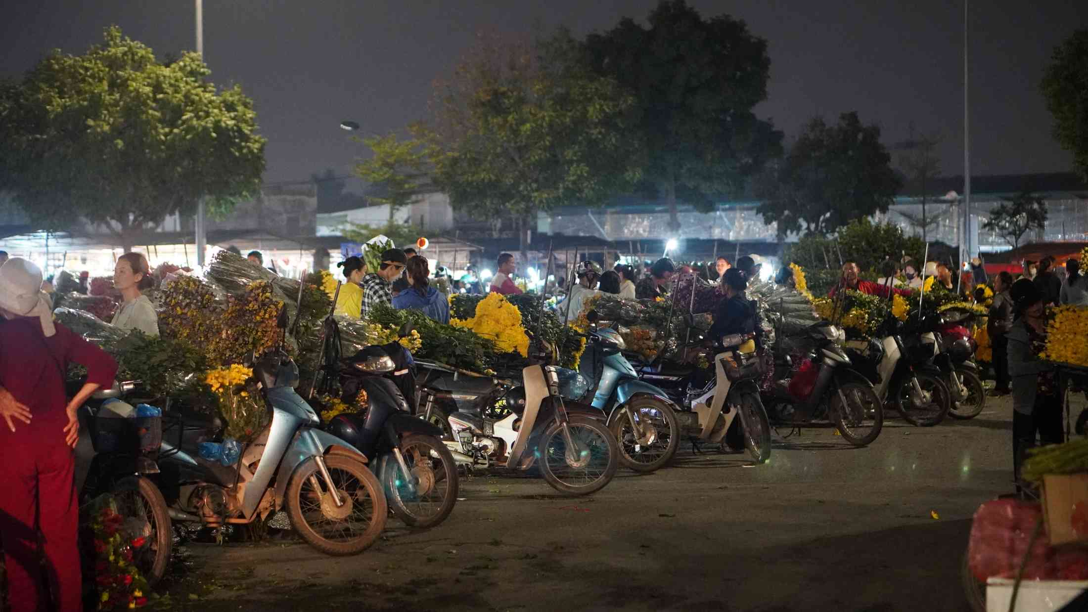 Hanoi night flower market bustling with buyers and sellers. Photo: Minh Vu