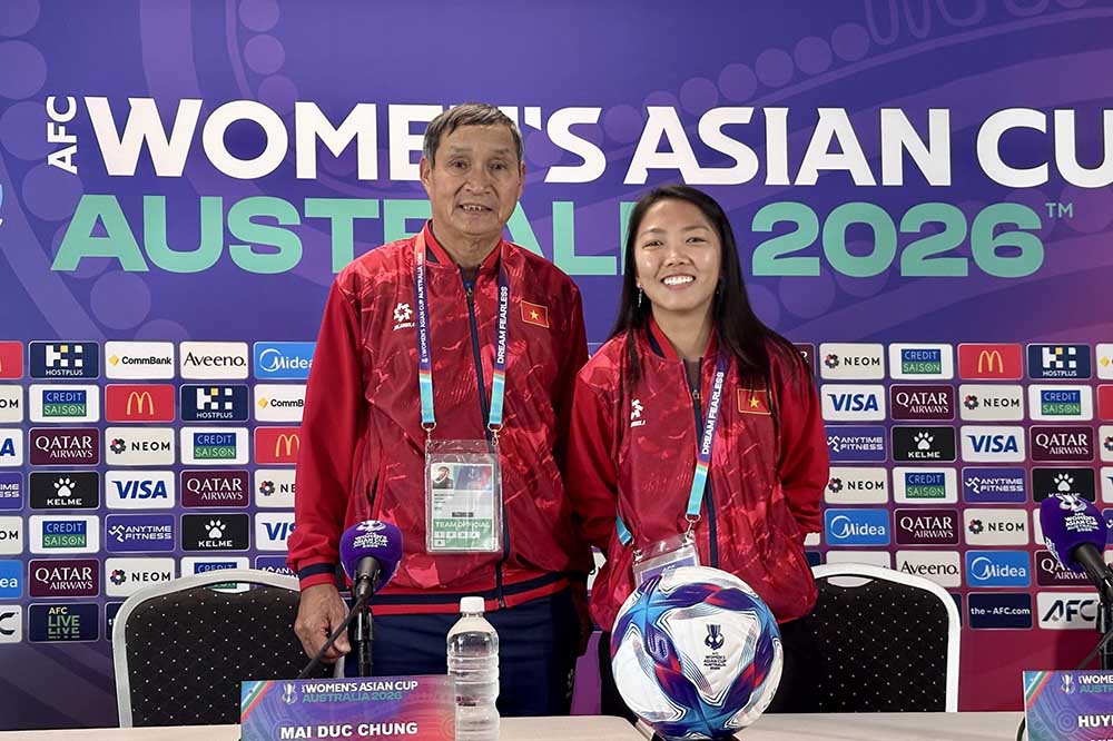 Coach Mai Duc Chung and captain Huynh Nhu of the Vietnamese women's national team attend a press conference before the 2026 Women's Asian Cup. Photo: VFF