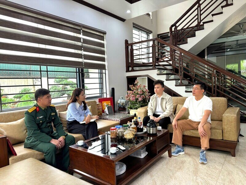 Đại diện Ban CHQS phường Đông Kinh động viên tân binh. Ảnh: Khánh Linh